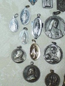 Lot 23 Vtg Catholic Religious Rosary HOLY Medals/Charms   Cross Saints