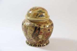 China Vase Porzellan Deckelvase gelber Fond polychrome Bemalung 1920