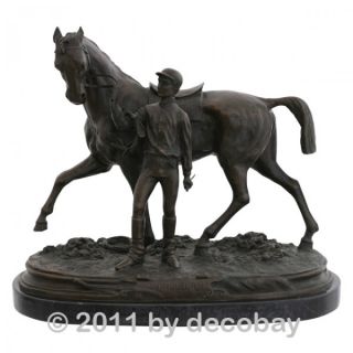 Mann haelt Sieger Pferd am Zuegel Jockey Figur mit Pferde Skulptur aus