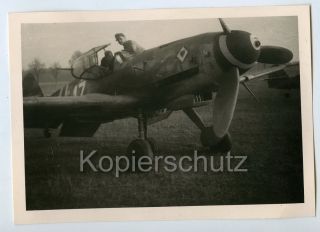 Foto Flugzeug Me Bf 109 1944   1945 Kennung Wappen Camo Tarnanstrich