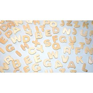 Alphabet   Buchstaben aus Holz   Hoehe ca. 2 cm   Inhalt 104