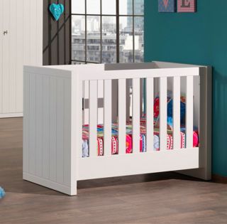 NEU* Traumhaftes Babyzimmer weiß lackiert Kleiderschrank & Babybett