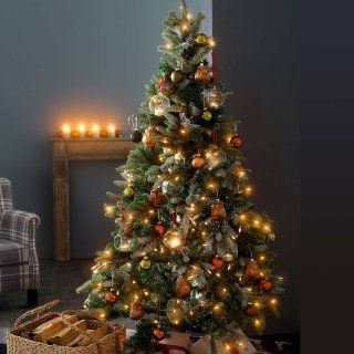 Beleuchteter Tannenbaum mit Zapfen und Schnee Küche