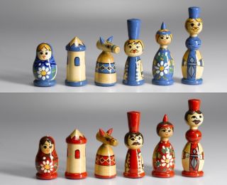 Schachspiel   Russische geschnitzte Figuren aus Holz
