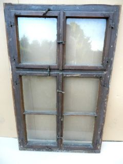 Großes sehr altes Sprossen Fenster mit Rahmen