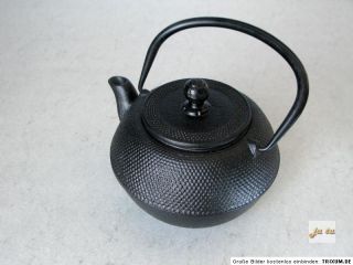 In chinesischer Handwerkskunst gearbeitete Teekanne aus Gußeisen
