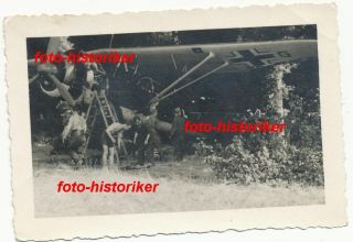 orig Foto Kameraden LW Stellung Flugzeug Hochdecker Jäger Aufklärer