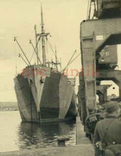 Original Foto Kriegsmarine Versorgungsschiff Transporter Hafen beladen
