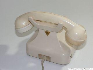 Es handelt sich hier um ein Telefon aus längst vergangenen Zeiten.