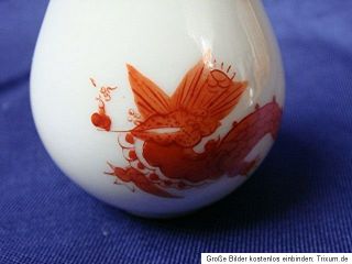 alte kleine zierliche Porzellan   Vase mit Drachenmotiv, hergestellt