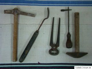 Nr.C5637 TOP Angebot 5 antike Werkzeuge   Hammer   Zange   Dechsel um