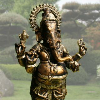 Meist wird Ganesha als als Kind oder beleibter Mann mit einem