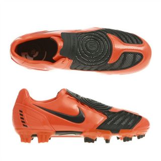 Modèle Total 90 Strike II Fg. Coloris  orange et noir. Chaussures de