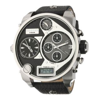 Montre chronographe en acier inoxydable sur un bracelet en cuir noir